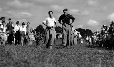 Män som hoppar i säck under Höstspele